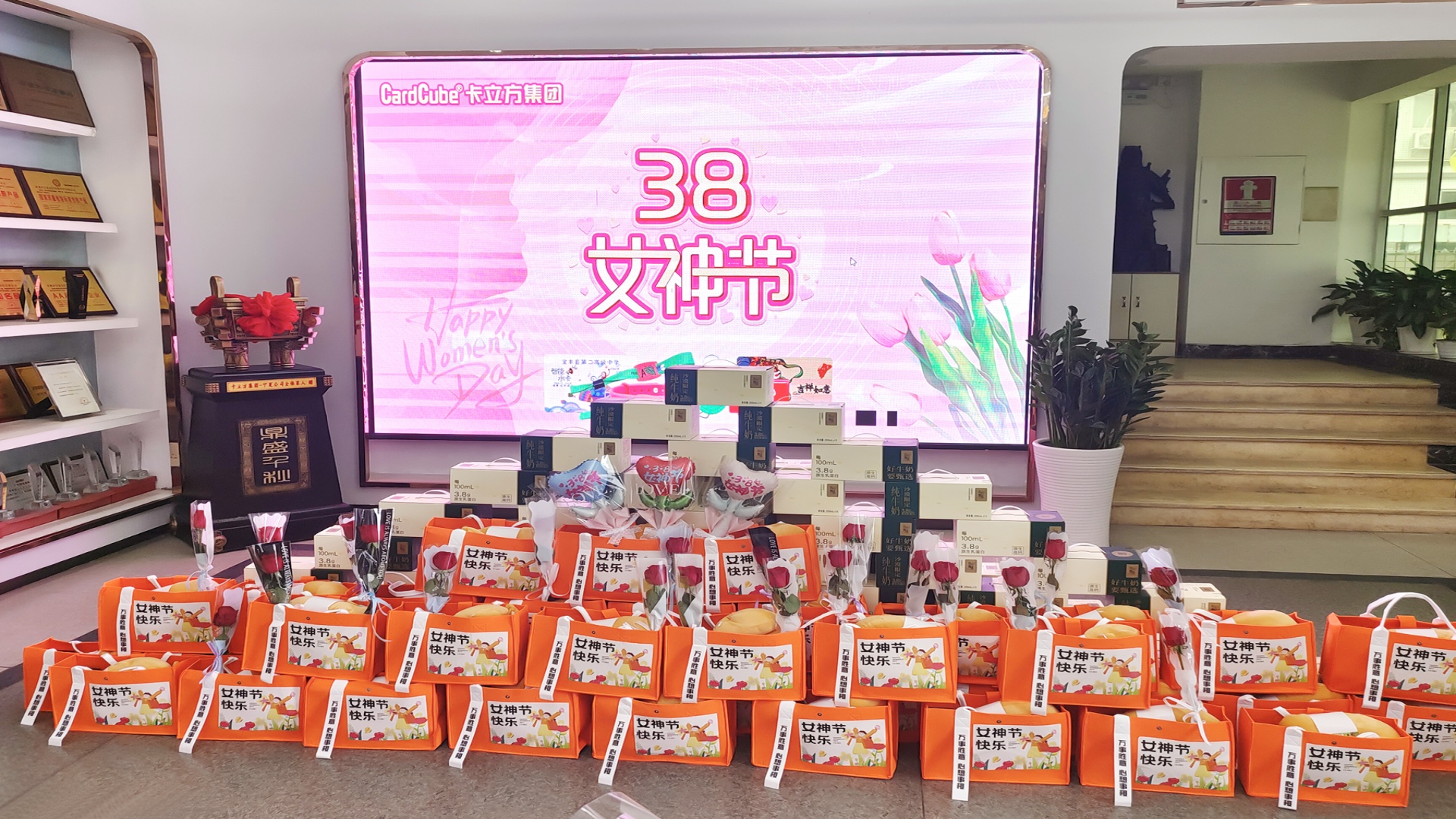 金沙8087集团智能卡工厂腕带厂家：以花为礼，致敬每一位 “女神”